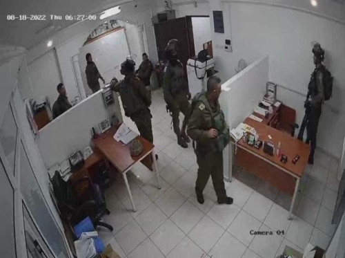 7amleh denounces the Israeli Occupying Forces’ attack on a group of Palestinian civil society institutions, issuing orders to close their offices. 