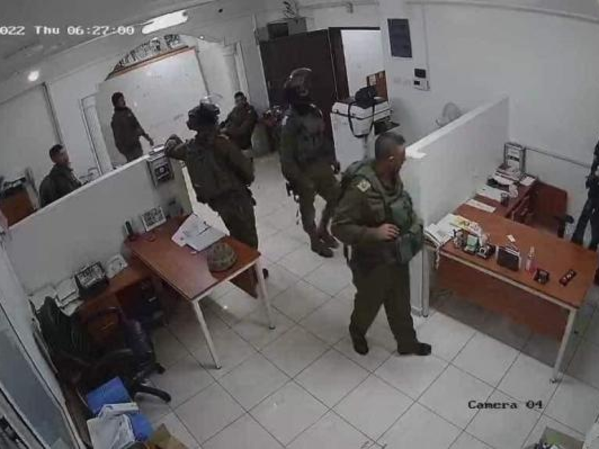 7amleh denounces the Israeli Occupying Forces’ attack on a group of Palestinian civil society institutions, issuing orders to close their offices. 